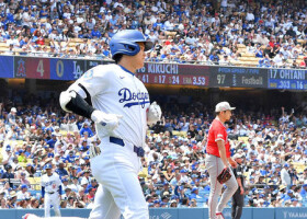 エンゼルス戦の３回、安打を放ったドジャースの大谷。右奥は先発の菊池＝１８日、ロサンゼルス