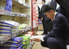 スーパーのコメ売り場を視察する小泉進次郎農林水産相＝２３日午後、東京都江東区