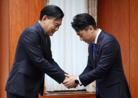 楽天グループの三木谷浩史会長兼社長と握手する小泉進次郎農林水産相（右）＝２３日午前、東京都千代田区