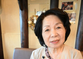 フィリピンで戦死した父の写真を手に、思いを語る木村百合子さん＝２０日、東京都板橋区