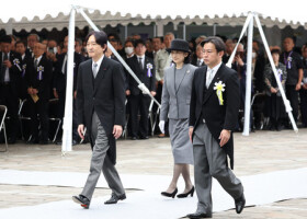 千鳥ケ淵戦没者墓苑で営まれた拝礼式に参列された秋篠宮ご夫妻＝２６日午後、東京都千代田区
