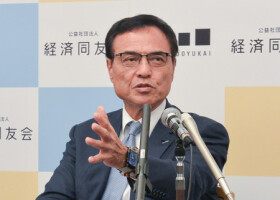 記者会見する経済同友会の新浪剛史代表幹事＝３日午後、東京都千代田区