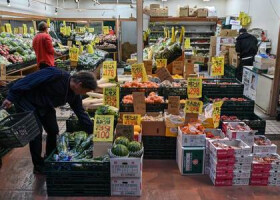 店頭に並ぶ果物や野菜＝４月１５日、東京都内（ＡＦＰ時事）