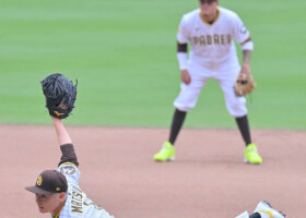 ドジャース戦の７回、４番手で登板し、力投するパドレスの松井＝１１日、サンディエゴ