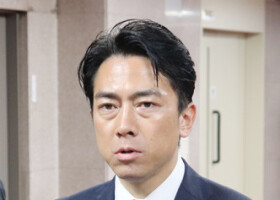 記者団の取材に応じる小泉進次郎農林水産相＝１２日午後、東京都千代田区