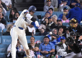 ジャイアンツ戦の６回、メジャー通算２５０号となるソロ本塁打を放つドジャースの大谷＝１４日、ロサンゼルス