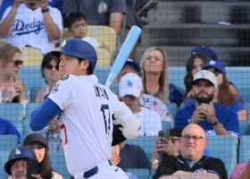ジャイアンツ戦の７回、内野安打を放つドジャースの大谷＝１５日、ロサンゼルス