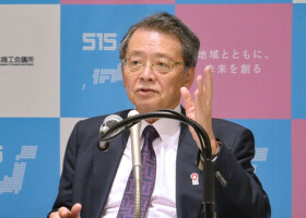 記者会見する日本商工会議所の小林健会頭＝１９日午後、東京都千代田区