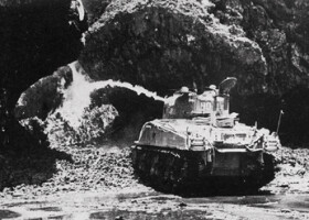 沖縄南部海岸で米軍戦車による洞穴への火炎放射＝１９４５年、沖縄県
