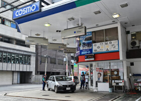 大阪市内のガソリンスタンド（ＡＦＰ時事）