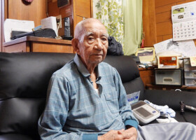 沖縄戦について語る安里盛徳さん＝５月１０日午後、沖縄県糸満市
