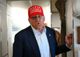 米大統領専用機内で取材に応じるトランプ大統領＝１日（ＡＦＰ時事）