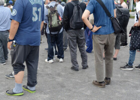 一般社団法人「あじいる」の弁当配布に並ぶ人たち＝６月１５日、東京都台東区