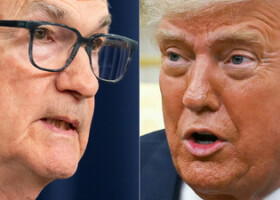 トランプ米大統領（右）とパウエル米連邦準備制度理事会（ＦＲＢ）議長（ＡＦＰ時事）