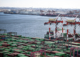 東京都江東区の青海コンテナ埠頭に積み上げられた貨物コンテナ（資料写真、ＡＦＰ時事）