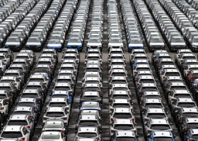 横浜港の大黒ふ頭に並んだ新車＝４月２日（ＡＦＰ時事）