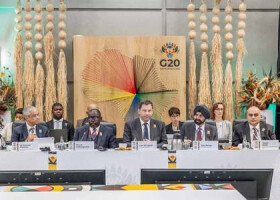 １７日、南アフリカ・ダーバン近郊で会議に臨む２０カ国・地域（Ｇ２０）の財務相ら（ＡＦＰ時事）