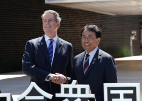 大阪・関西万博の米国館前で握手するベセント米財務長官（左）と赤沢亮正経済再生担当相＝１９日午後、大阪市此花区