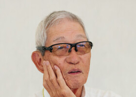 インタビューに答える元中日投手の権藤博さん＝６月１７日、名古屋市東区