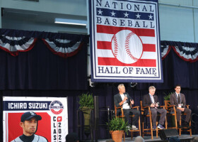 米野球殿堂入りの表彰式典を翌日に控え、記者会見するイチローさん（壇上左）＝２６日、米ニューヨーク州クーパーズタウン