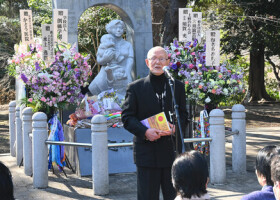 東京大空襲の慰霊の集いに参列し、平和を訴えるちばてつやさん＝３月９日、東京都台東区