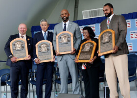米野球殿堂入りの式典でレリーフを持つイチローさん（左から２人目）＝２７日、ニューヨーク州クーパーズタウン
