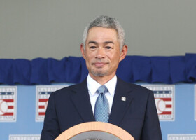 米野球殿堂入りを果たし、表彰式典でレリーフを持つイチローさん＝２７日、米ニューヨーク州クーパーズタウン