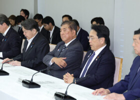 月例経済報告等に関する関係閣僚会議に臨む石破茂首相（中央）＝２９日午後、首相官邸