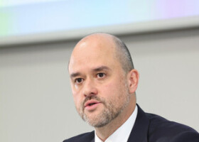 決算について記者会見する日産自動車のイバン・エスピノーサ社長＝３０日午後、横浜市西区