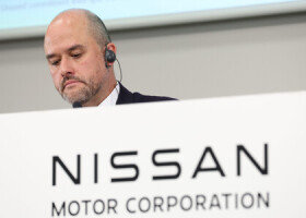 決算に関する記者会見で、質問を聞く日産自動車のイバン・エスピノーサ社長＝３０日午後、横浜市西区