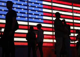 米ニューヨークのタイムズスクエアにある星条旗のネオンサイン（ＡＦＰ時事）