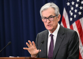 米連邦公開市場委員会（ＦＯＭＣ）後に記者会見するパウエル連邦準備制度理事会（ＦＲＢ）議長＝３０日、ワシントン（ＡＦＰ時事）
