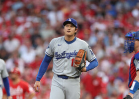 レッズ戦の４回、降板するドジャース先発の大谷＝３０日、シンシナティ（ＡＦＰ時事）