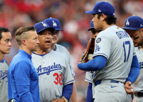 レッズ戦の４回、ロバーツ監督（左から３人目）に交代を告げられるドジャースの大谷（右）＝３０日、シンシナティ