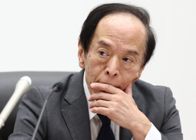 金融政策決定会合を受け、記者会見で質問を聞く日銀の植田和男総裁＝３１日午後、日銀本店