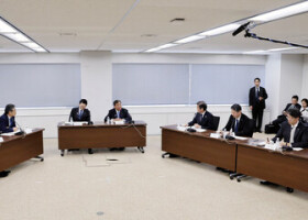 日米関税交渉の合意について、自動車業界と意見交換する石破茂首相（左から４人目）＝３１日午後、東京都港区（代表撮影）