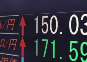 １ドル＝１５０円台を付けた円相場を示すモニター＝３１日午後、東京都中央区
