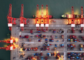 中国江蘇省連雲港のコンテナターミナルに停泊する貨物船＝２４日（ＡＦＰ時事）