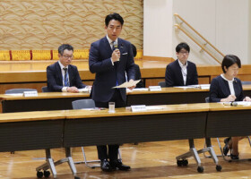 農林水産省の関税対策チーム会合であいさつする小泉進次郎農水相（前列左）＝１日午後、同省