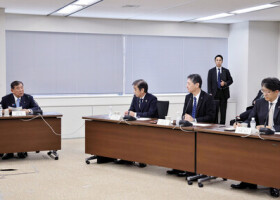 日米関税交渉の合意に関して、自動車業界との意見交換会で発言する石破茂首相（左端）＝７月３１日、東京都港区