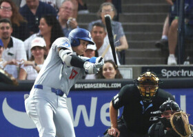 レイズ戦の３回、バットを折りながら内野安打を放つドジャースの大谷＝１日、タンパ