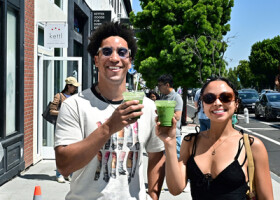 米カリフォルニア州ロサンゼルス近郊で、アイス抹茶ラテを手にする男女＝５月２０日（ＡＦＰ時事）