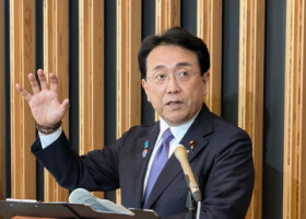訪米前に記者団の取材に応じる赤沢亮正経済再生担当相＝５日午後、東京都千代田区