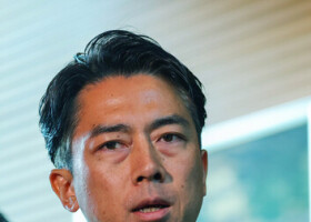 コメの安定供給に関する関係閣僚会議を終え、取材に応じる小泉進次郎農林水産相＝５日午後、首相官邸