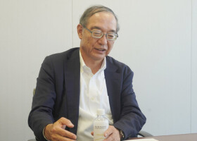 インタビューに答える日本自動車工業会の後藤収税制部会長＝７月３１日、横浜市の日産自動車本社