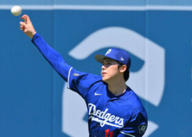 キャッチボールするドジャースの佐々木＝５日、ロサンゼルス