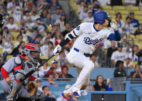 カージナルス戦の８回、内野安打を放つドジャースの大谷＝５日、ロサンゼルス