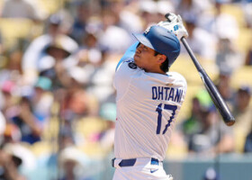 カージナルス戦の３回、２ランを放つドジャースの大谷＝６日、ロサンゼルス（ＡＦＰ時事）