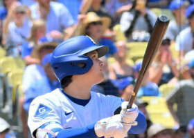 カージナルス戦の３回、２ランを放つドジャースの大谷＝６日、ロサンゼルス