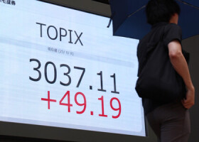 初めて３０００台を記録した東証株価指数（ＴＯＰＩＸ）の午前終値を示すモニター＝８日午前、東京都中央区